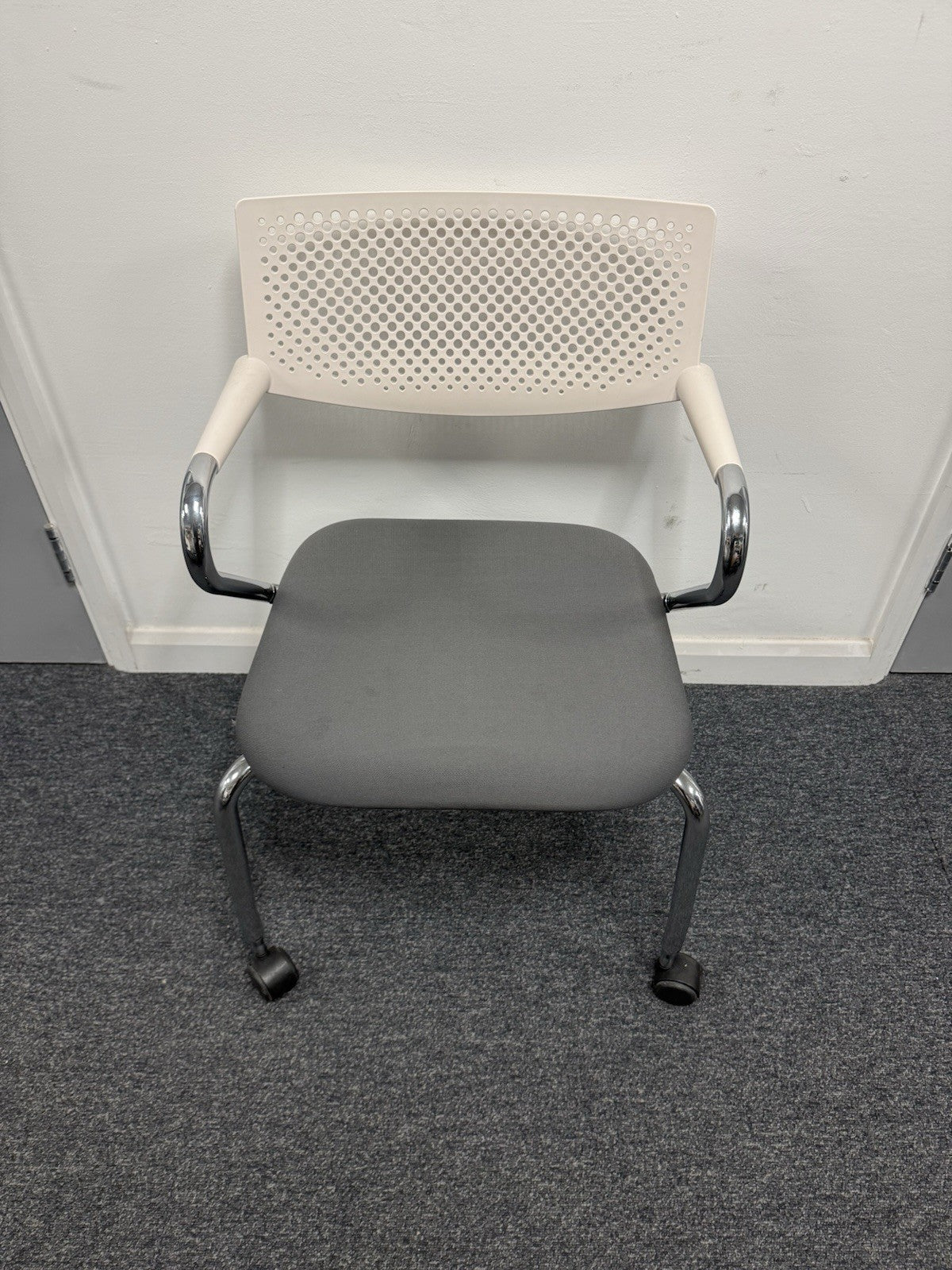 Vitra Visaroll Chairs – Set of 4 – Stacking / Mobile – Office / Meeting Chairs