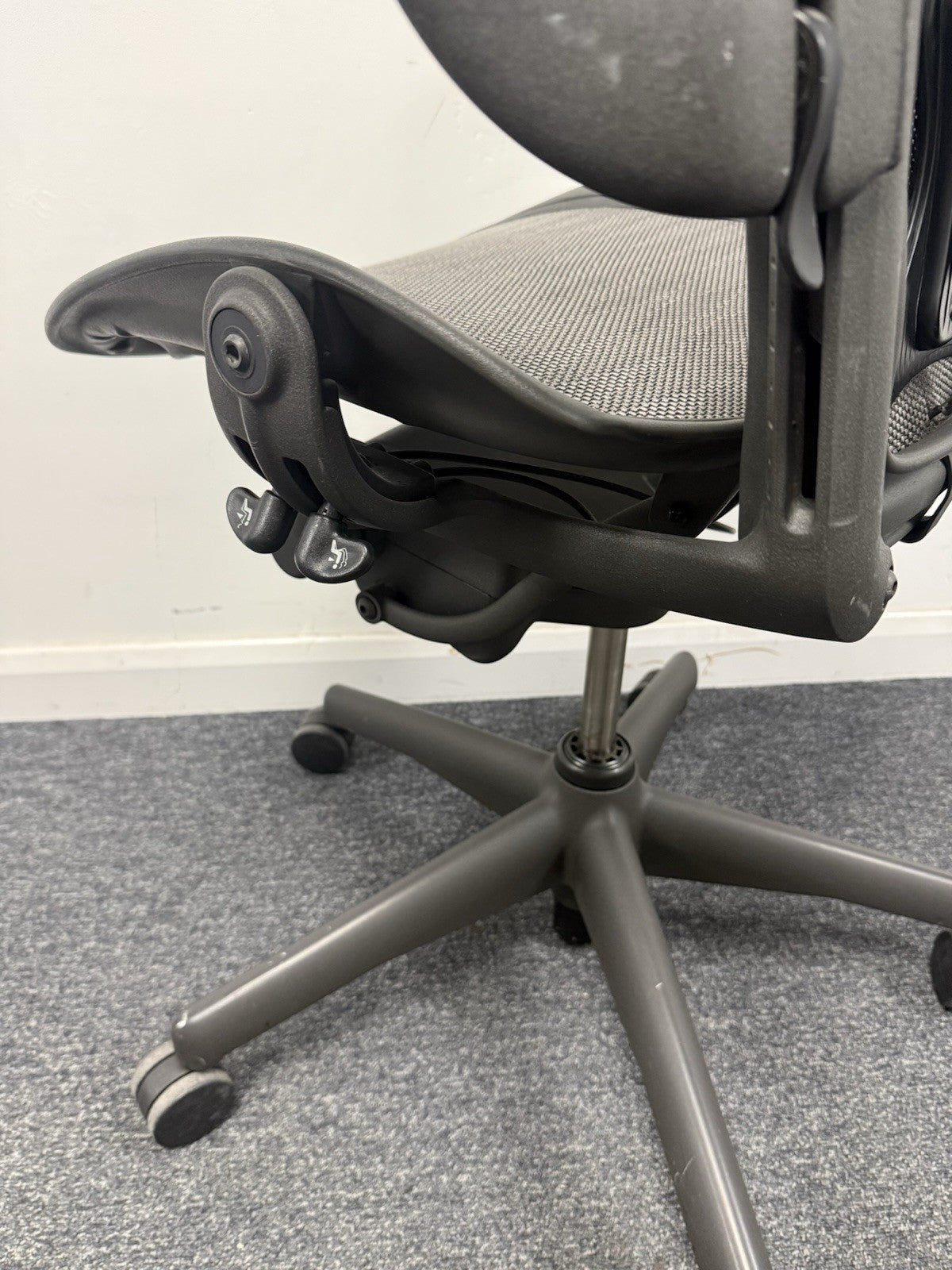 Herman Miller Aeron Size B PostureFit Tuxedo Mesh Office Chair