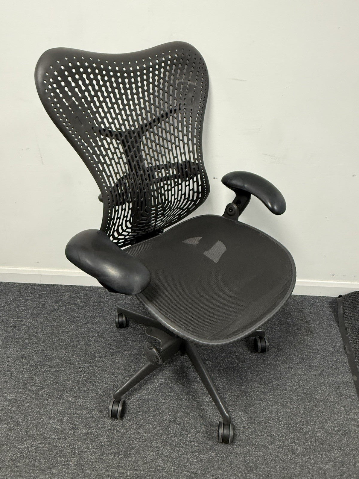 Herman Miller Mirra V1 Anthracite pellicle mesh seat Anthracite back