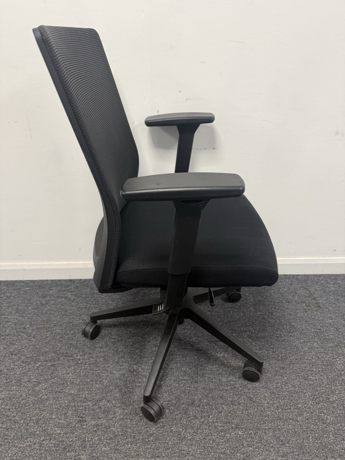 Haiken 2.0 Task Office Chair In Black Excellent Condition