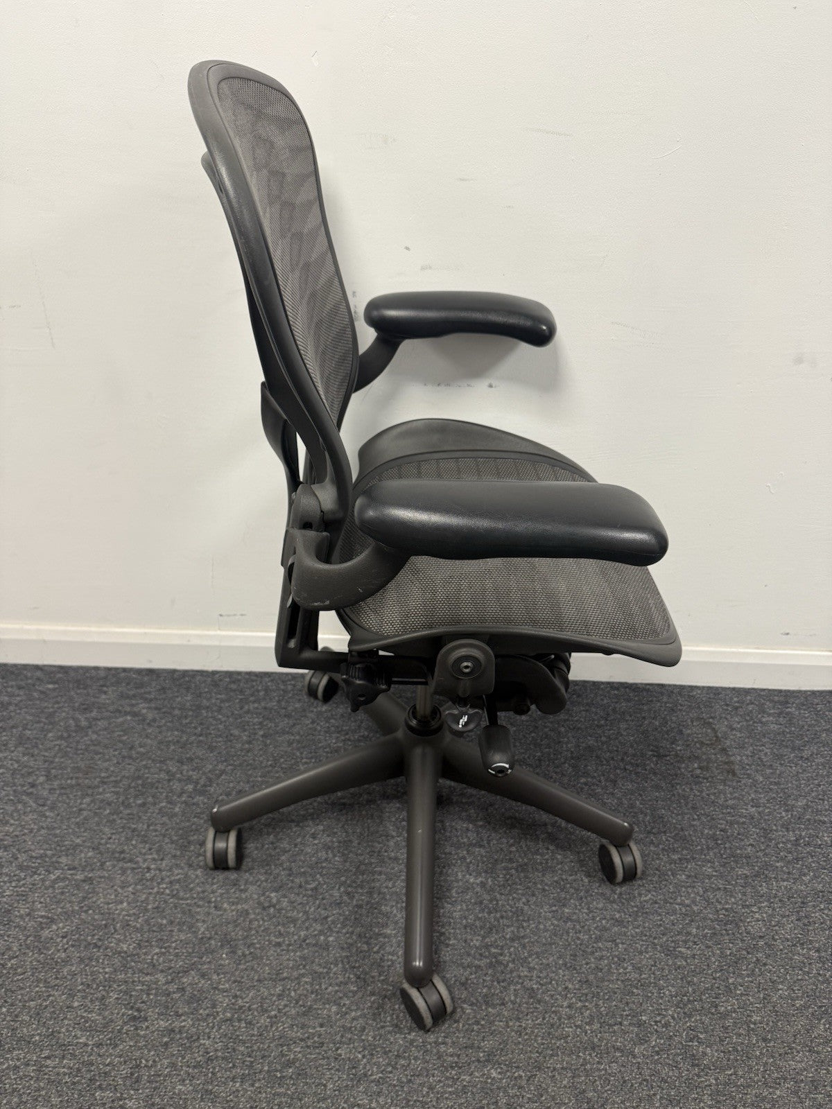 Herman Miller Aeron Size B PostureFit Tuxedo Mesh Office Chair