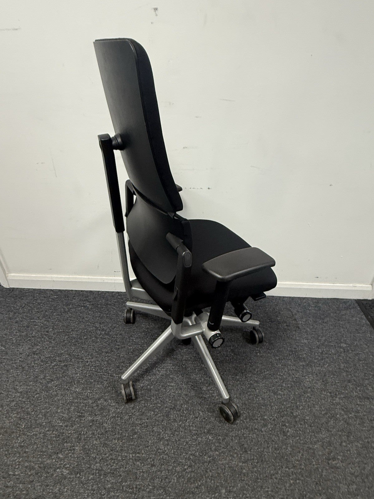 Steelcase Please V2 Executive task ChairFinished in Xtreme Havana Black