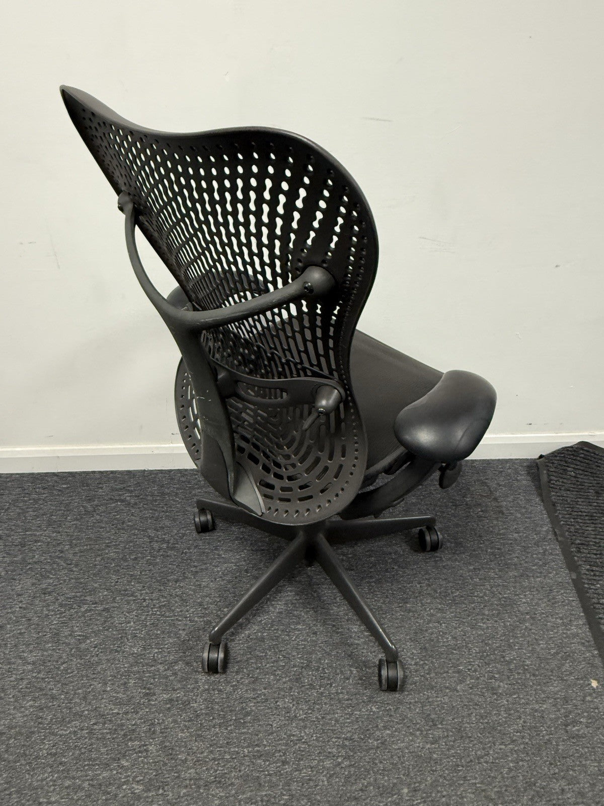 Herman Miller Mirra V1 Anthracite pellicle mesh seat Anthracite back