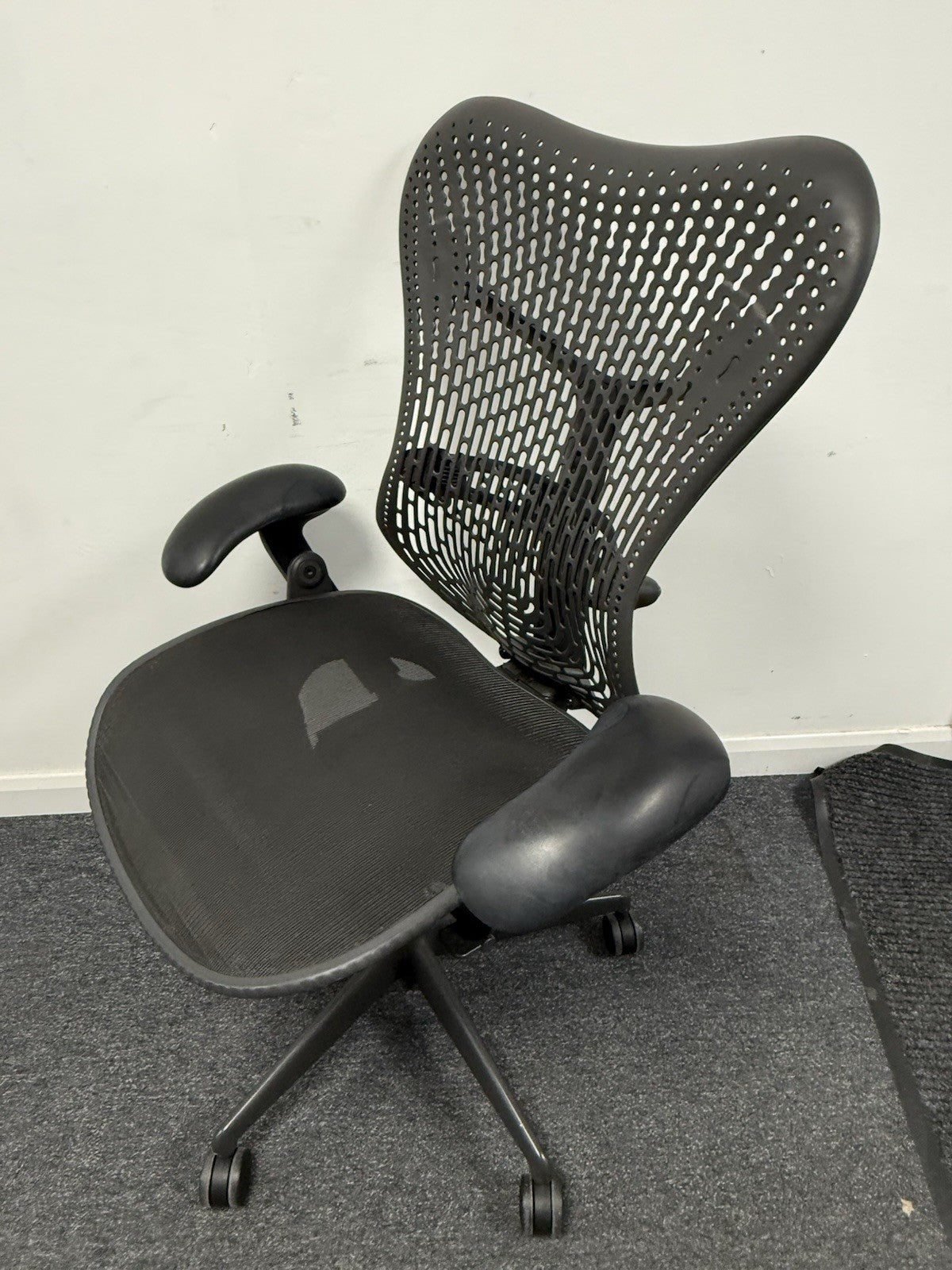 Herman Miller Mirra V1 Anthracite pellicle mesh seat Anthracite back