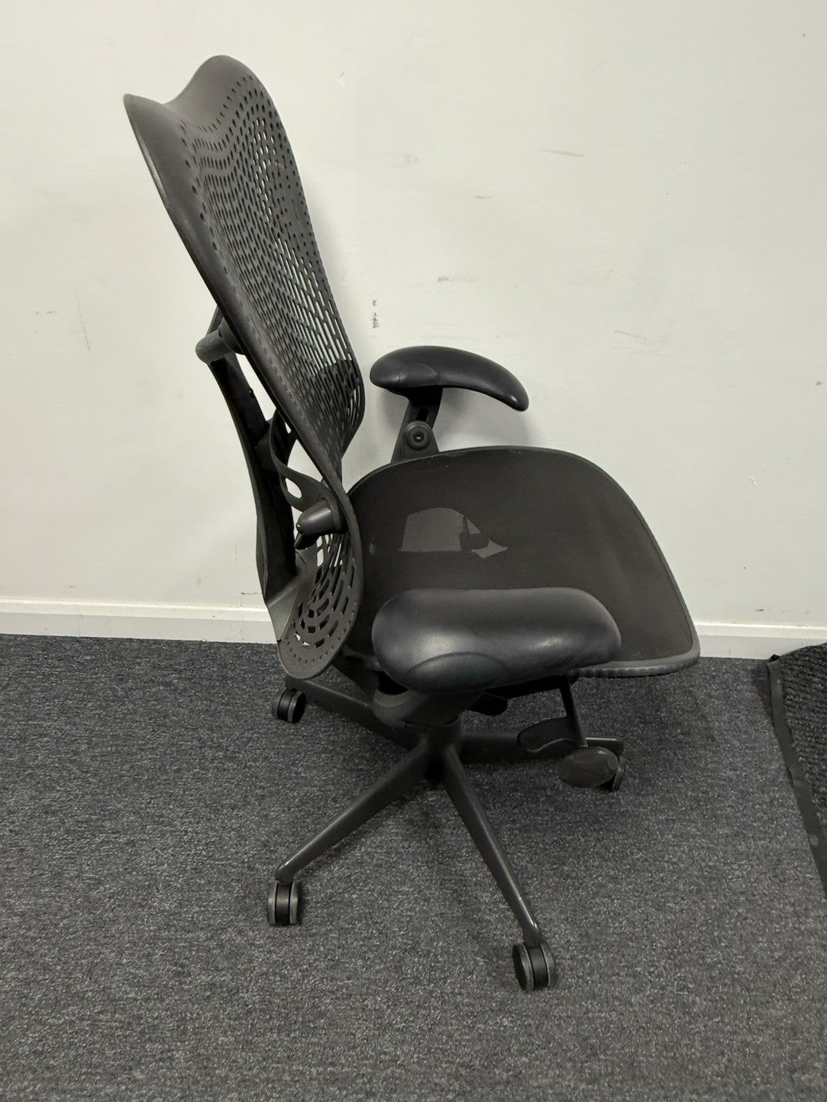 Herman Miller Mirra V1 Anthracite pellicle mesh seat Anthracite back