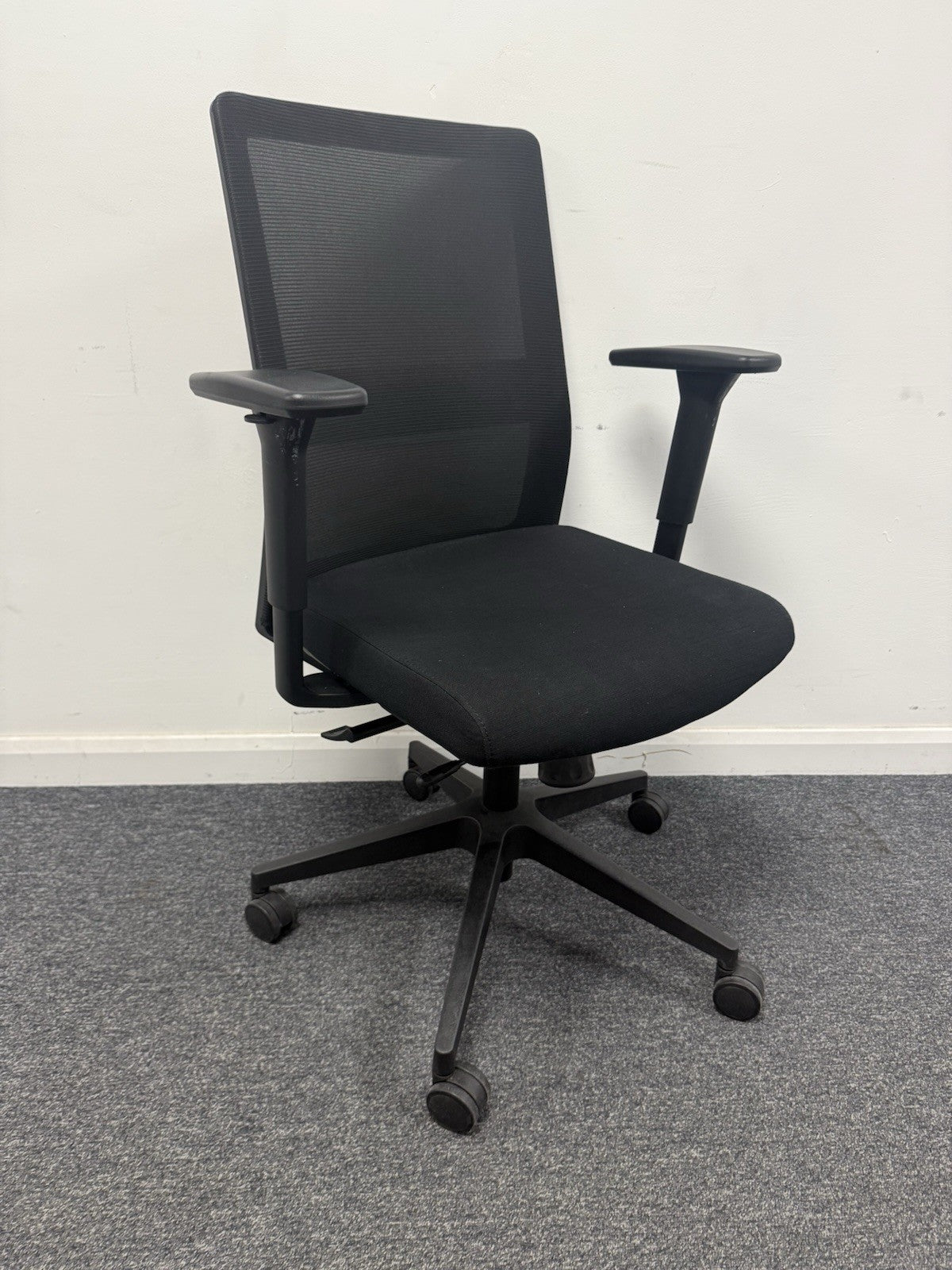 Haiken 2.0 Task Office Chair In Black Excellent Condition