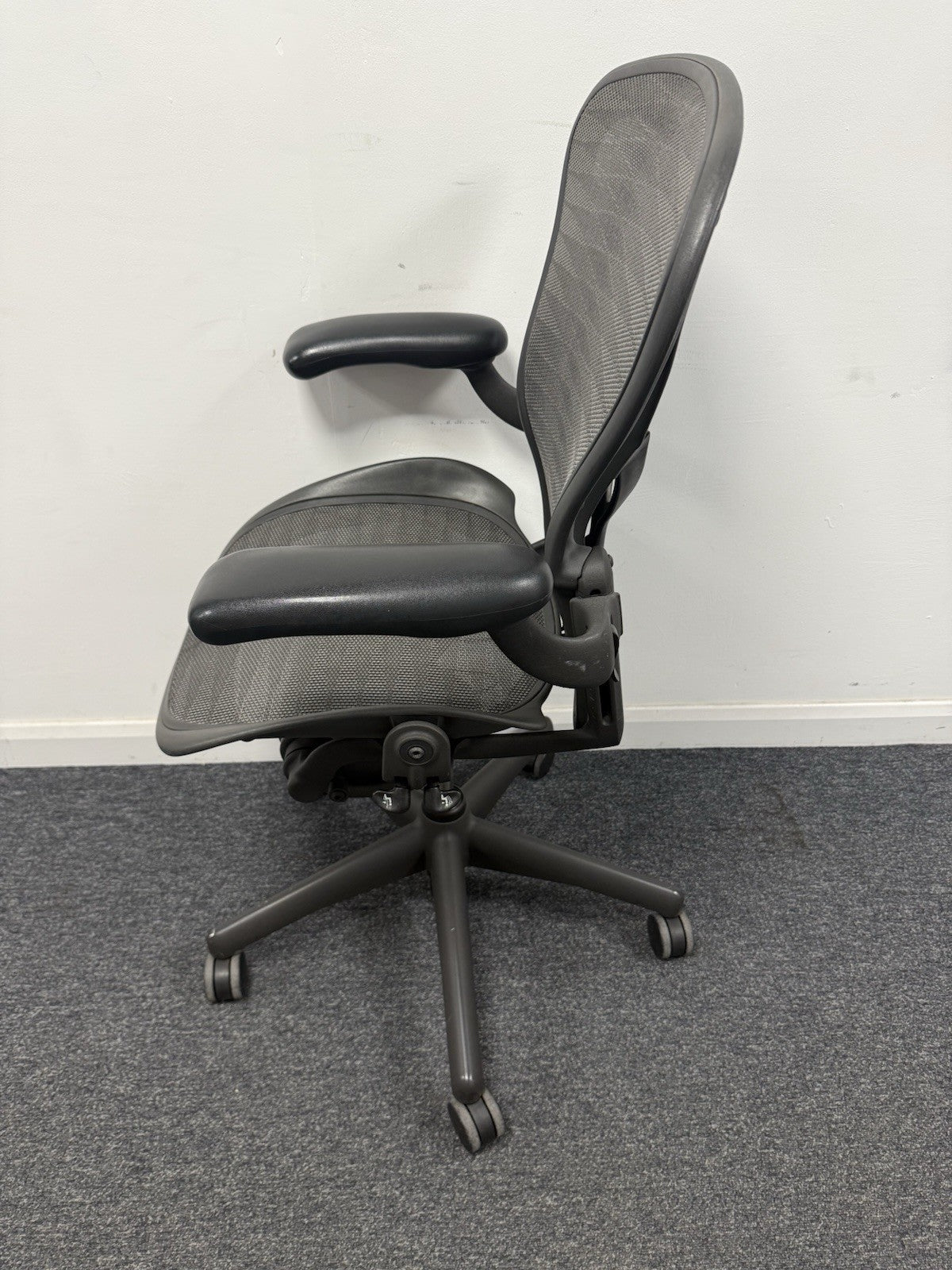 Herman Miller Aeron Size B PostureFit Tuxedo Mesh Office Chair
