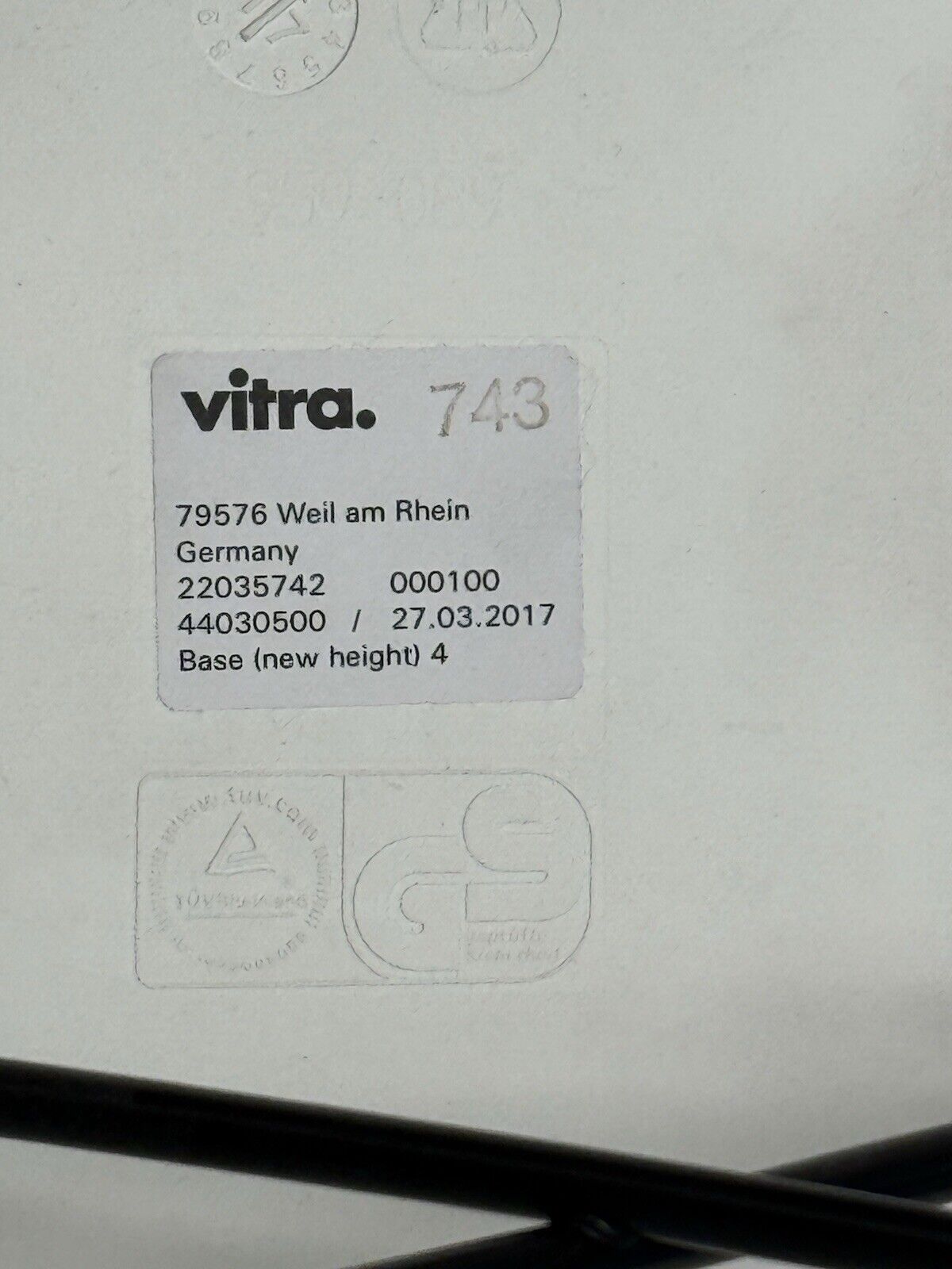 Vitra Eames Plastic Side Chair DSW in Cotton White & black maple legs