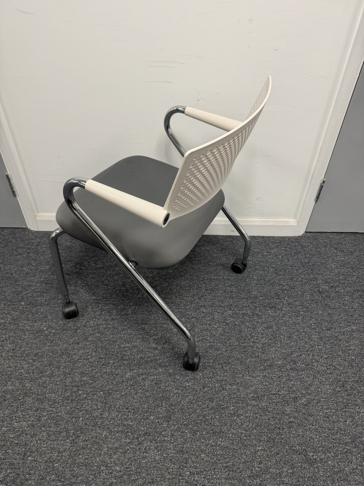 Vitra Visaroll Chairs – Set of 4 – Stacking / Mobile – Office / Meeting Chairs