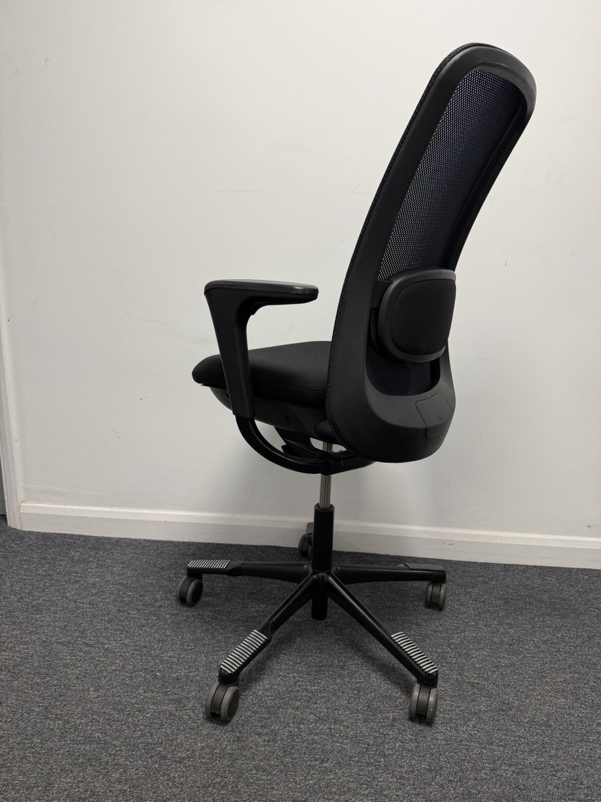 HAG H05 7500 Ergonomic Office Chair Black Mesh Back Adjustable Arms
