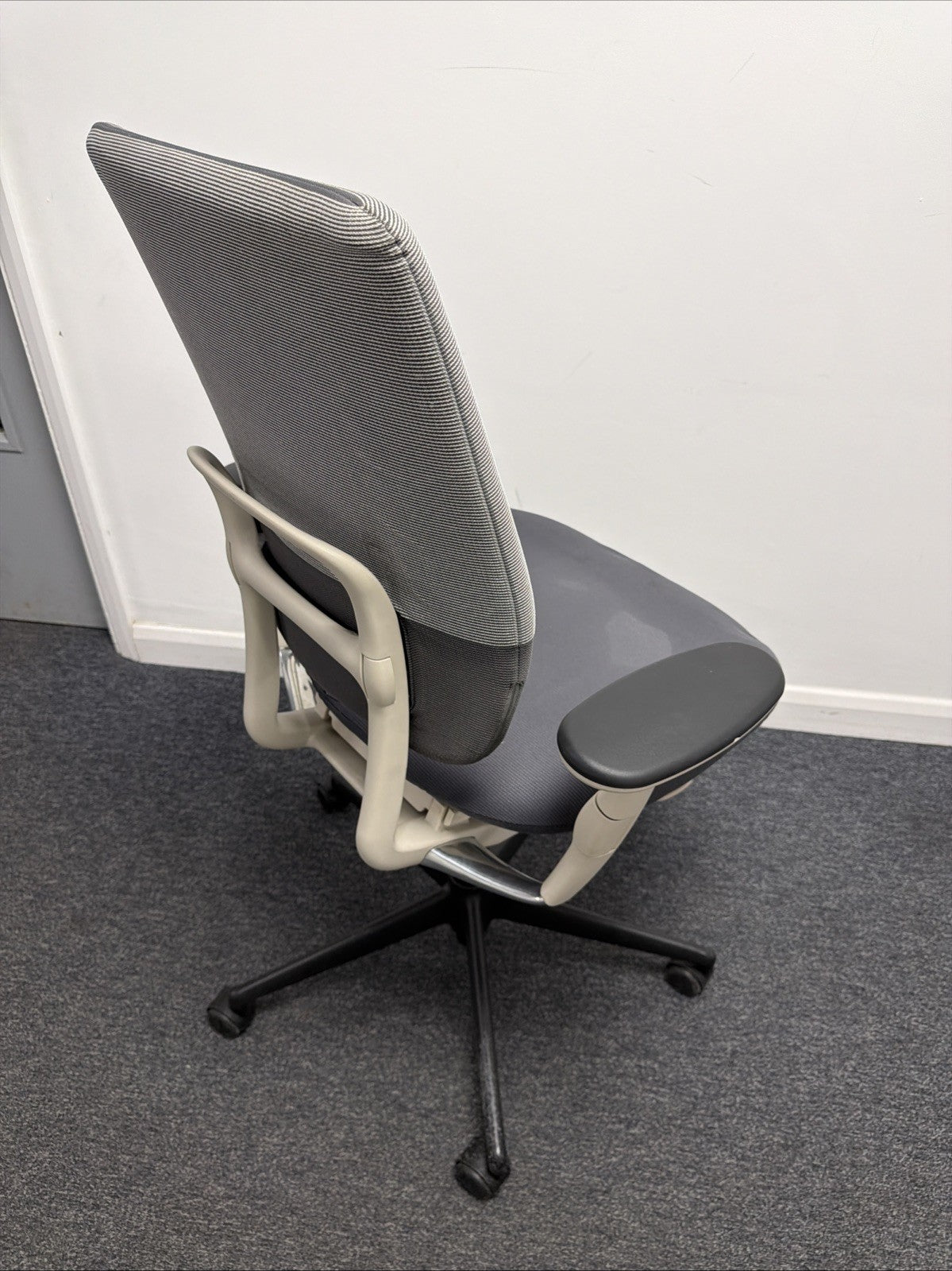 Vitra Oson CE Ergonomic Office Chair – Fully Adjustable Task Chair