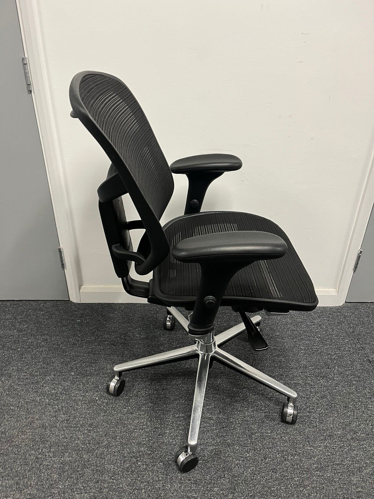 Ergohuman Ergonomic Office Chair – Mesh Seat & Back – Fully Adjustable – Black