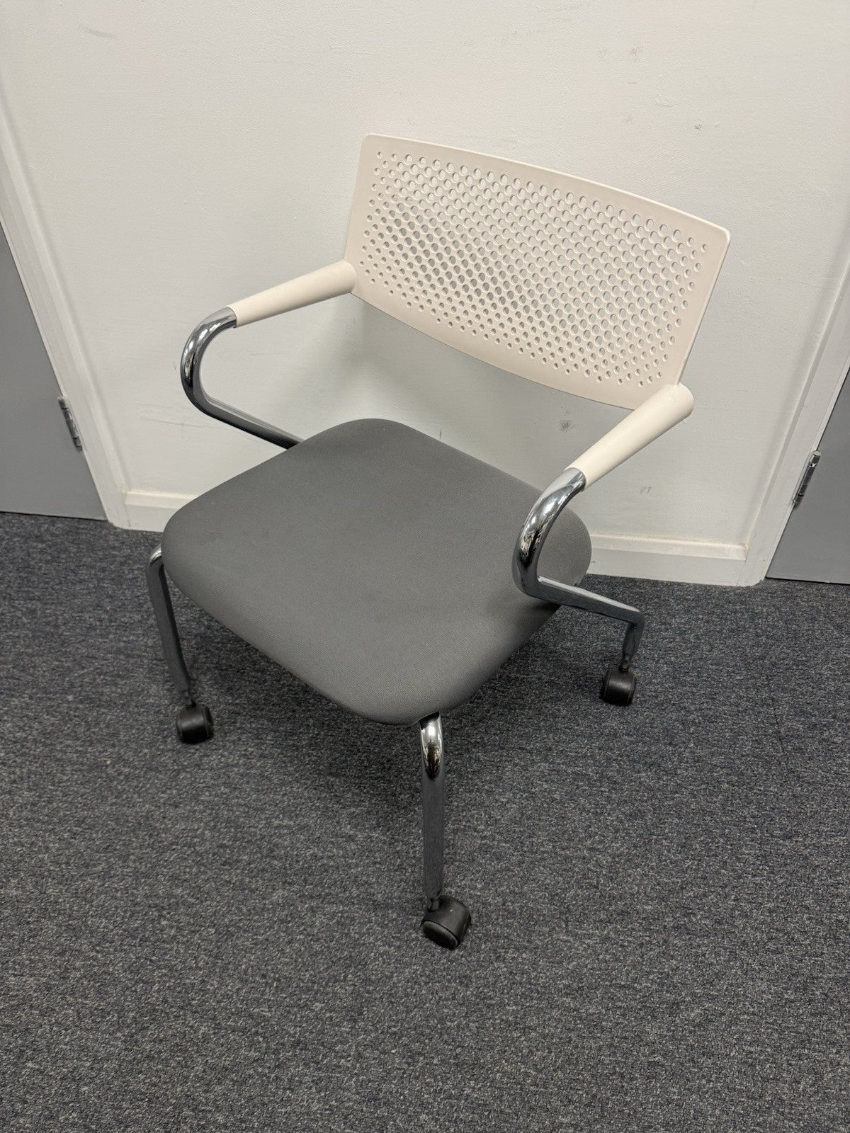 Vitra Visaroll Chairs – Set of 4 – Stacking / Mobile – Office / Meeting Chairs