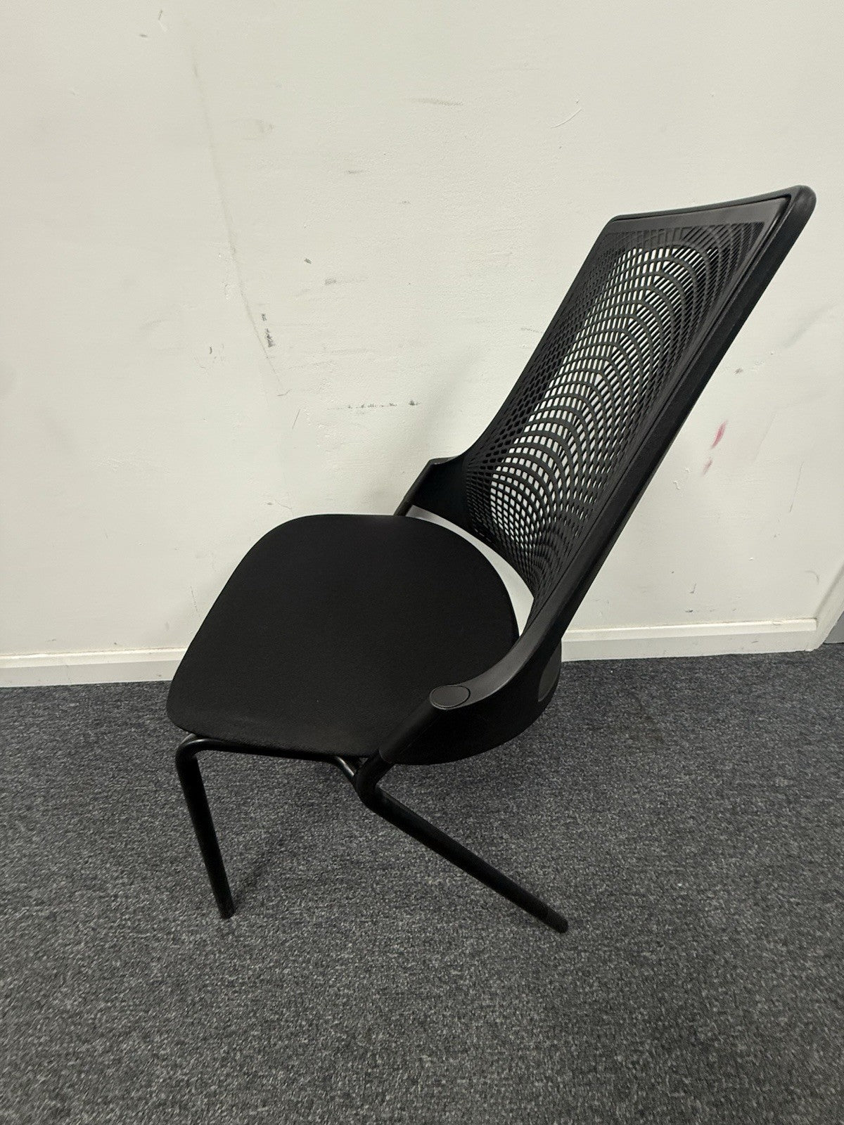 🔥 Herman Miller SAYL Triflex 4-Leg Stacking Chair – Designer Office Seating 🔥