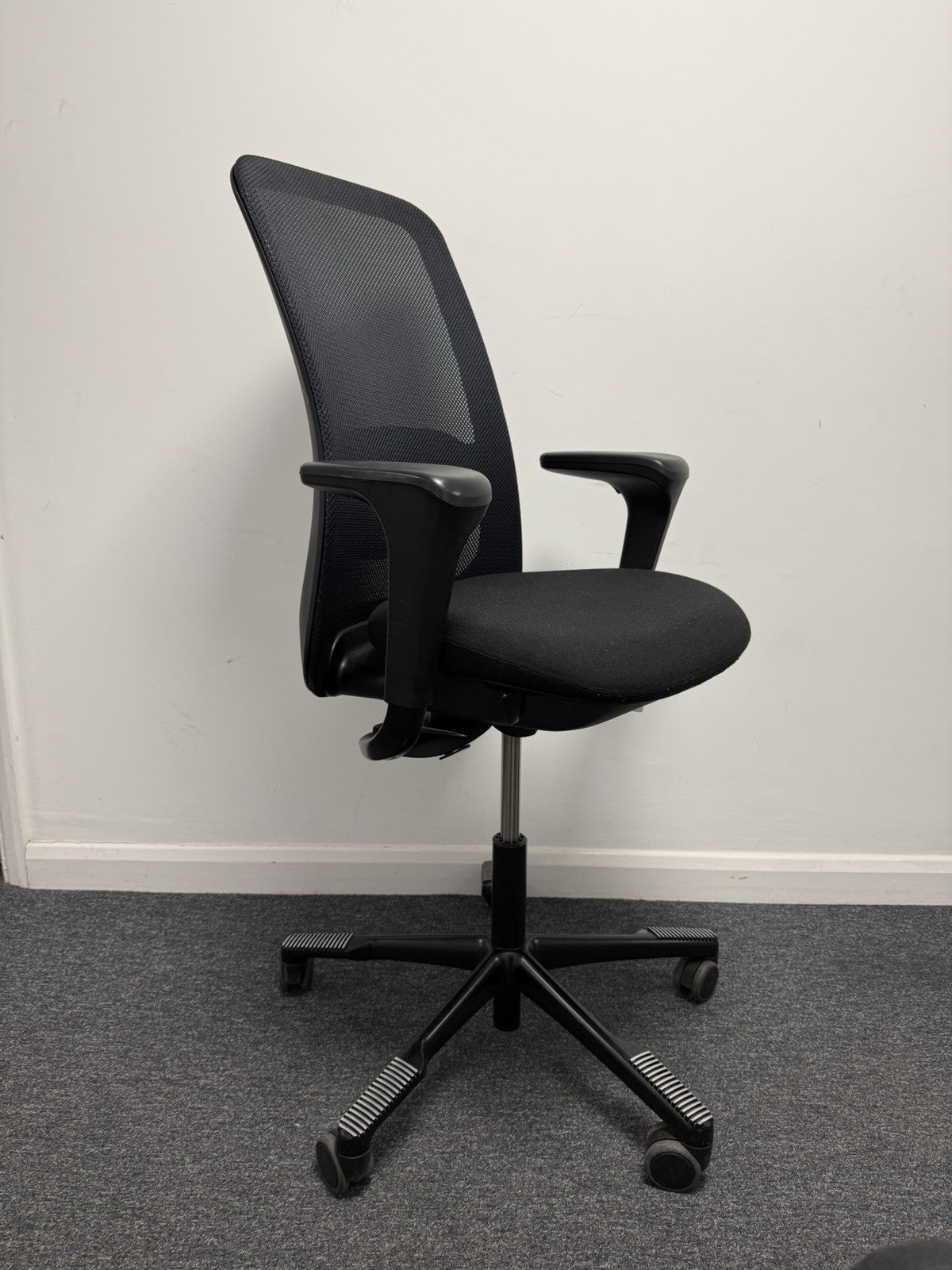 HAG H05 7500 Ergonomic Office Chair Black Mesh Back Adjustable Arms