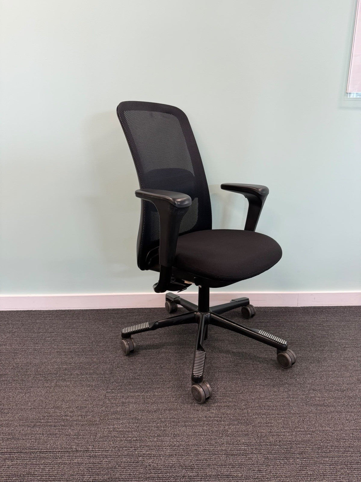 HÅG H05 8500 Ergonomic Office Chair Black Mesh Back Adjustable Task Chair