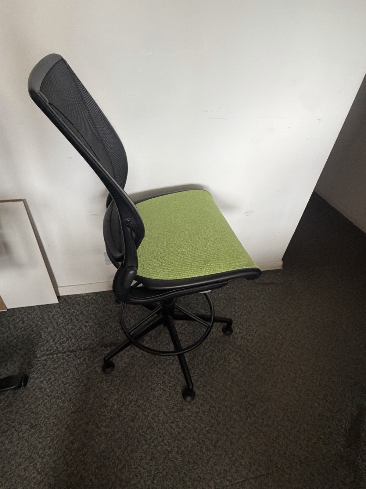 Humanscale Diffrient World Drafting Chair Mesh Back Green Seat Adjustable