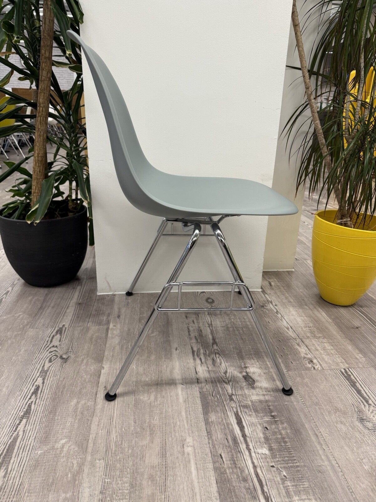 Eames Plastic Side Chair DSS in Ice Grey 