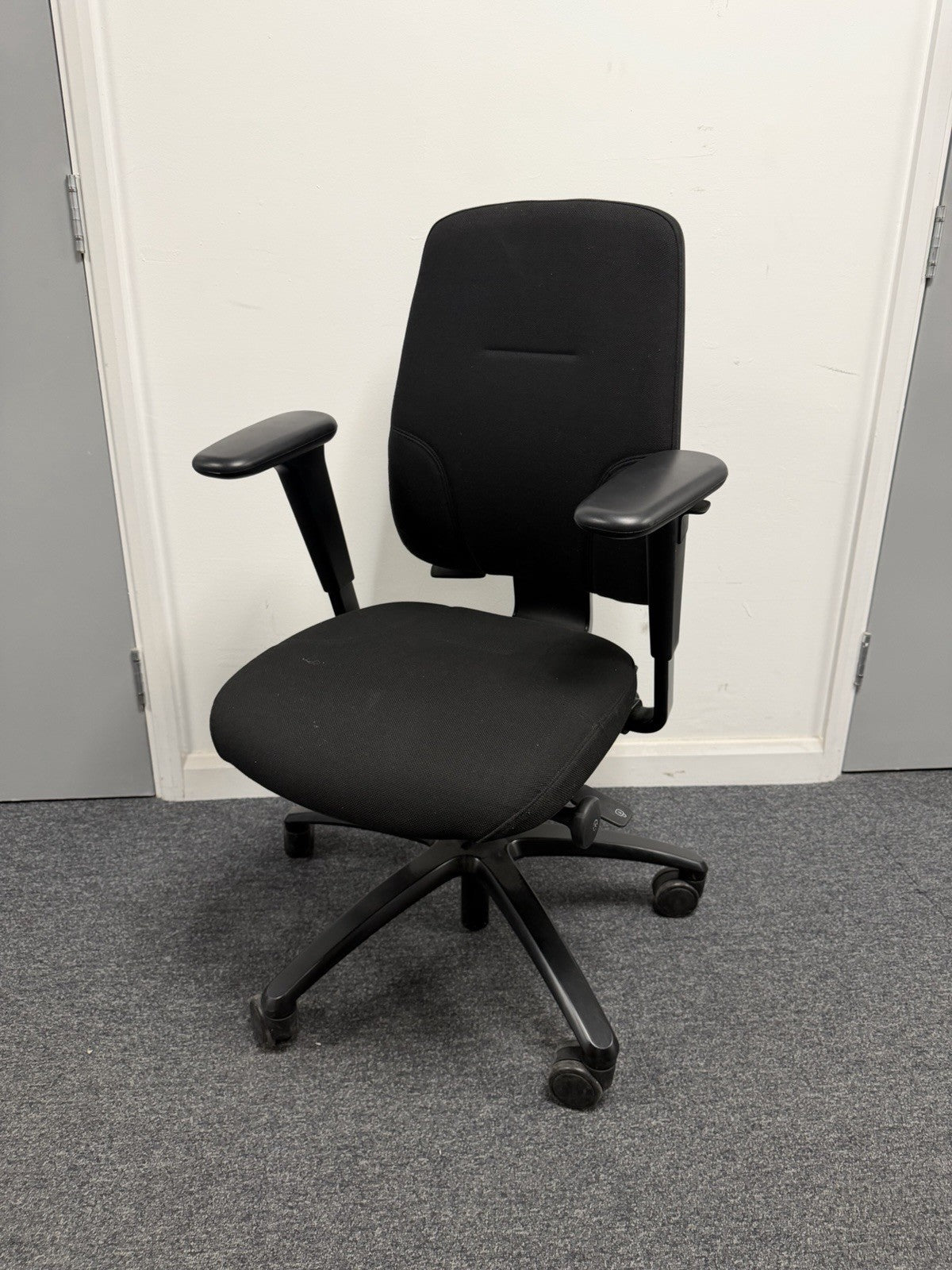 RH Logic 200 Ergonomic Office Chair – Fully Adjustable – Excellent Condition