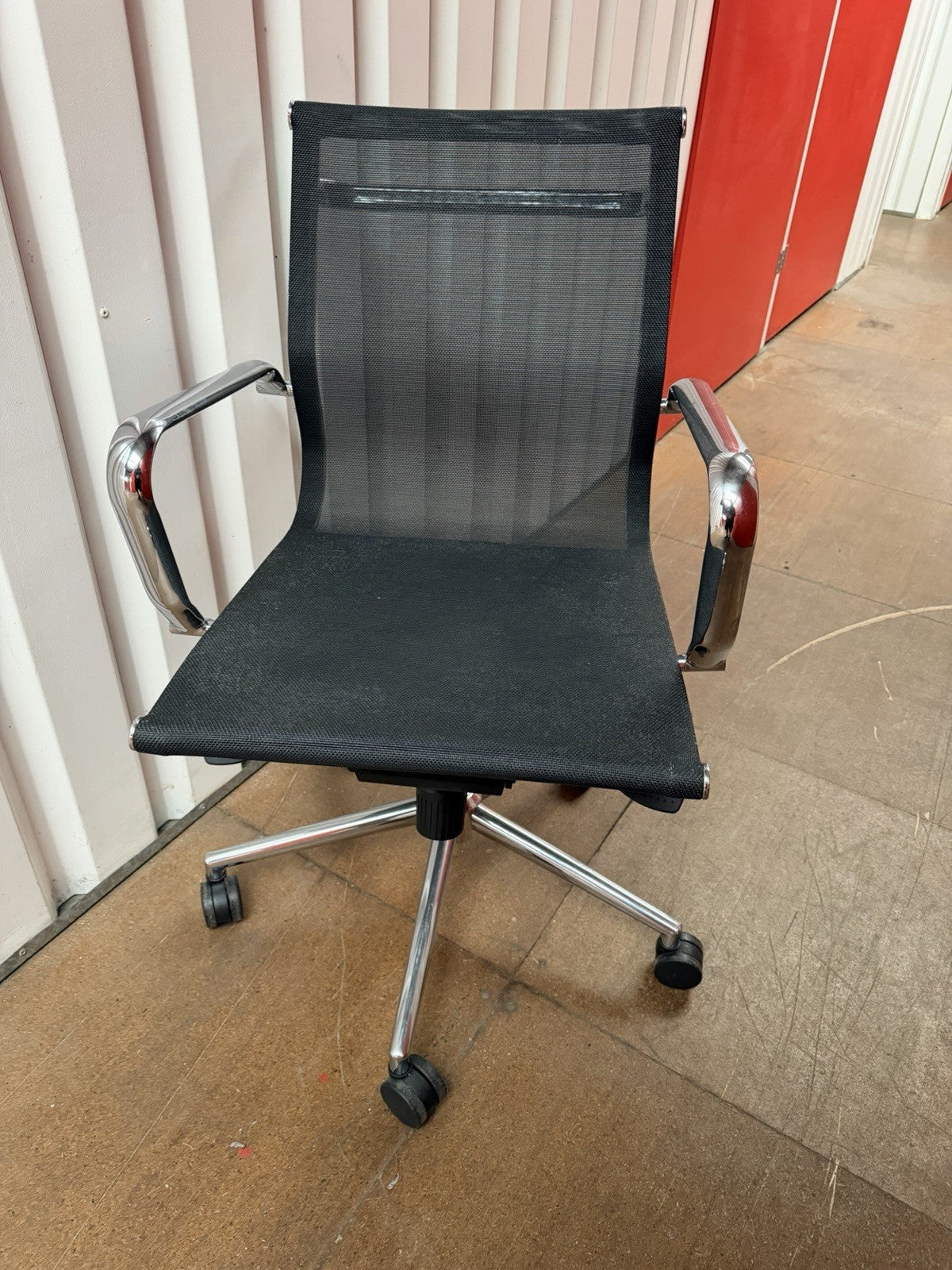 Breeze BM2 Medium Back Office Chair – Ergonomic Task Chair – Excellent Condition