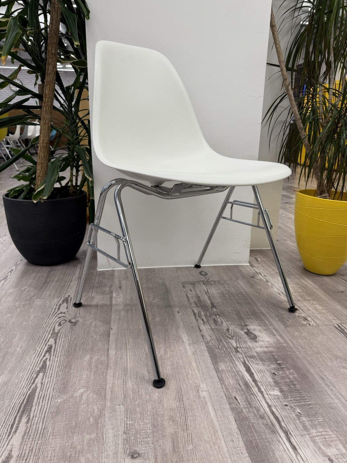 Eames Plastic Side Chair DSS In Cotton White Black Friday Offer UK Seller