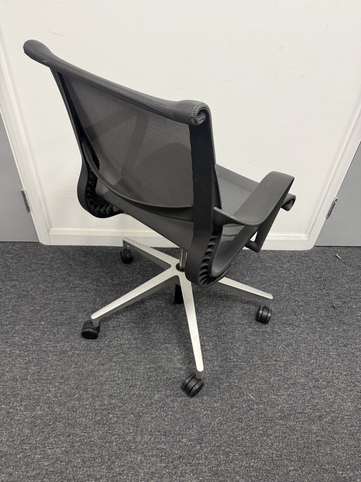Herman Miller Setu Executive Chair – Black – Excellent Condition