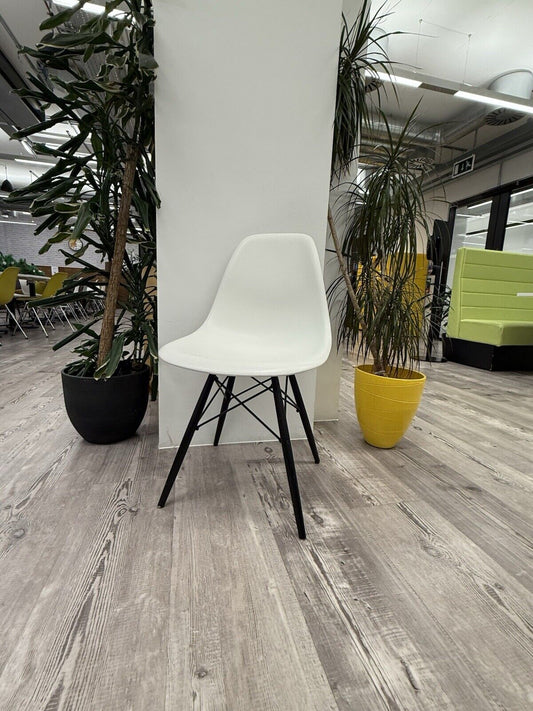 Vitra Eames Plastic Side Chair DSW in Cotton White & black maple legs 