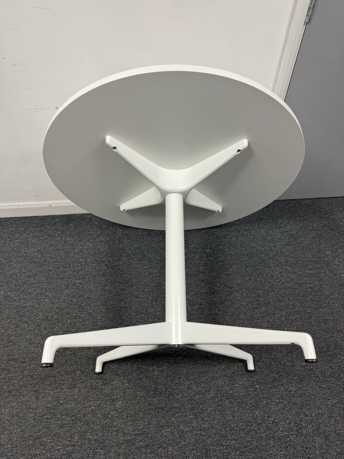 Herman Miller Civic Round Works Table In White Very Good Condition