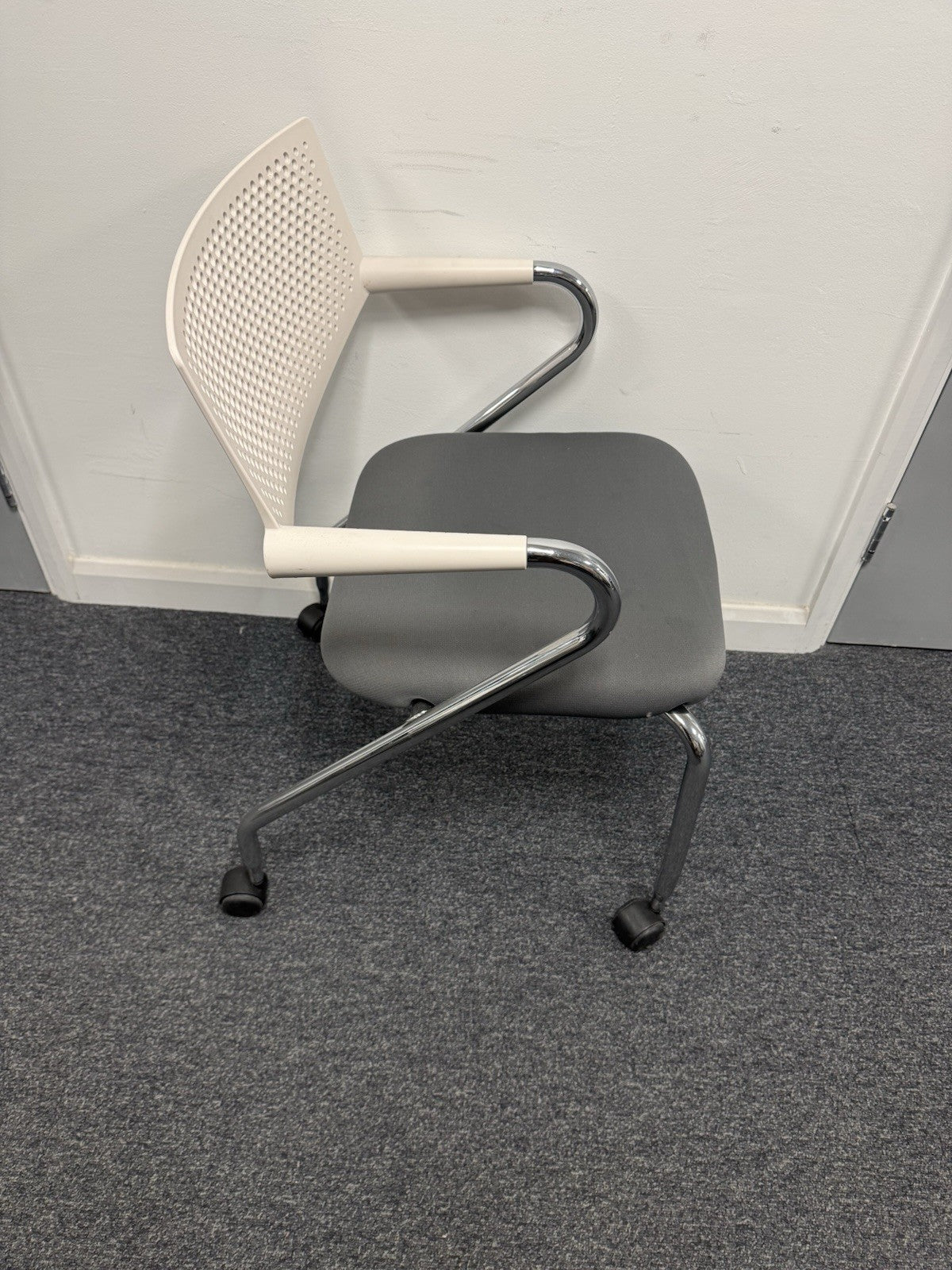 Vitra Visaroll Chairs – Set of 4 – Stacking / Mobile – Office / Meeting Chairs