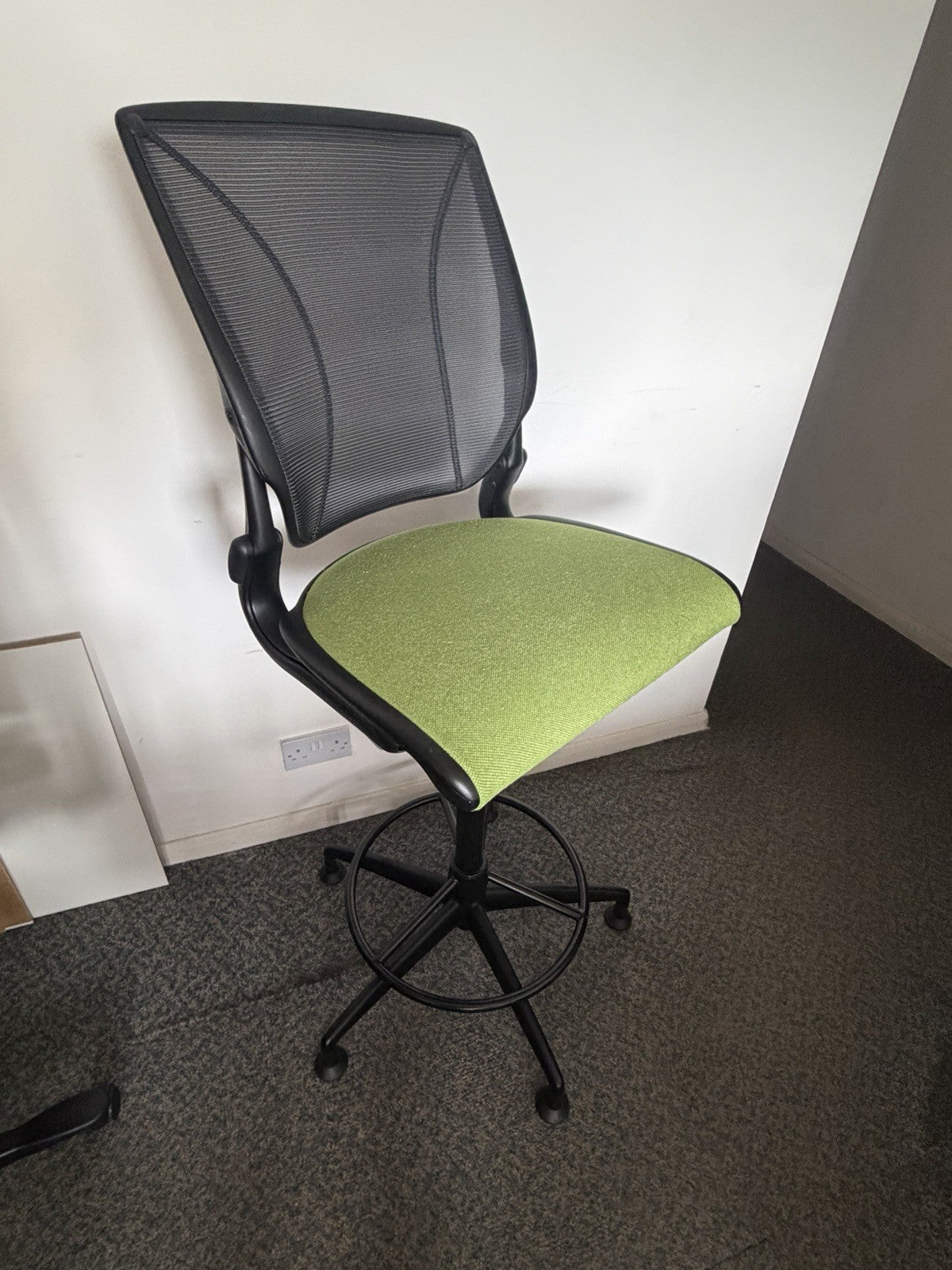 Humanscale Diffrient World Drafting Chair Mesh Back Green Seat Adjustable