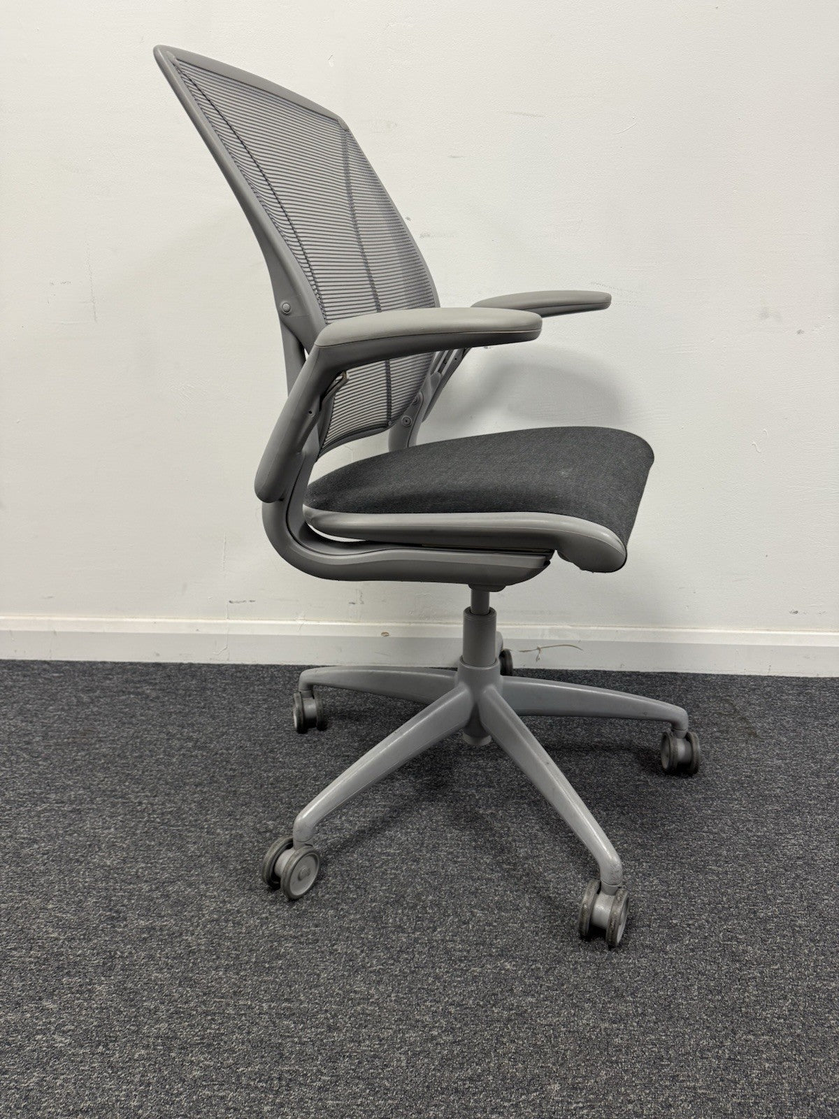 Humanscale Diffrient World Chair In Grey Mesh & Padded Seat