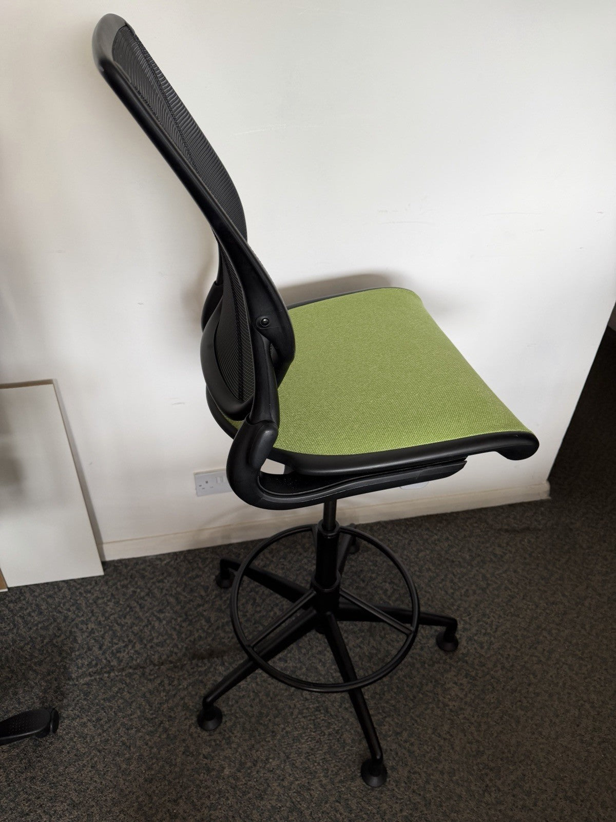Humanscale Diffrient World Drafting Chair Mesh Back Green Seat Adjustable