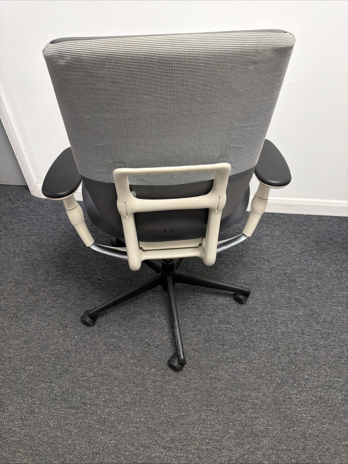Vitra Oson CE Ergonomic Office Chair – Fully Adjustable Task Chair