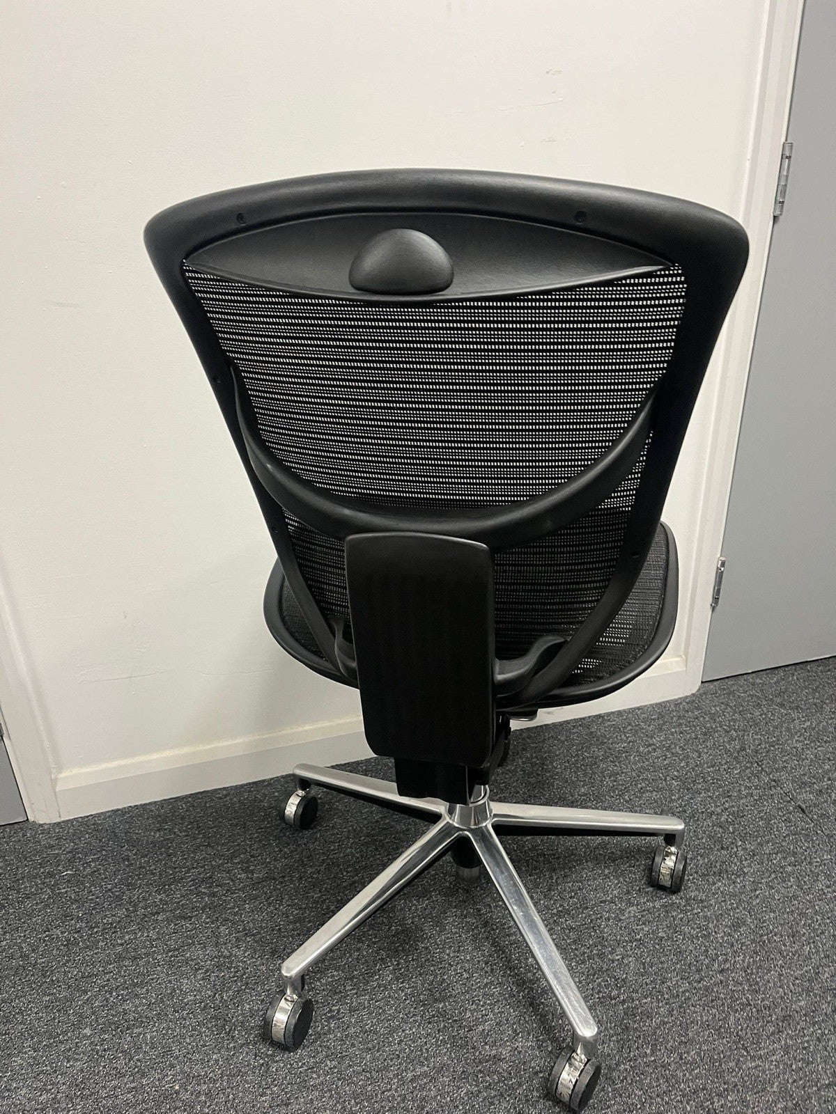 Ergohuman Ergonomic Office Chair – Mesh Seat & Back – No Arms – Black